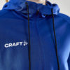 https://tiimipaita.fi/wp-content/uploads/2021/03/Craft-Evolve-Hood-Jacket-W-naisten-huppari-yksityiskohta-painatuksella.jpg